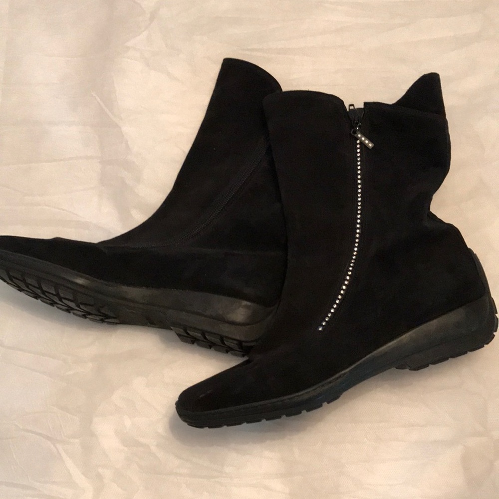 Mania short suede boots.